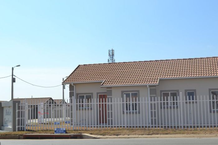 Buhle Park Townhouse For Sale: 3 Bedrooms, dual-energy geyser, no transfer costs.