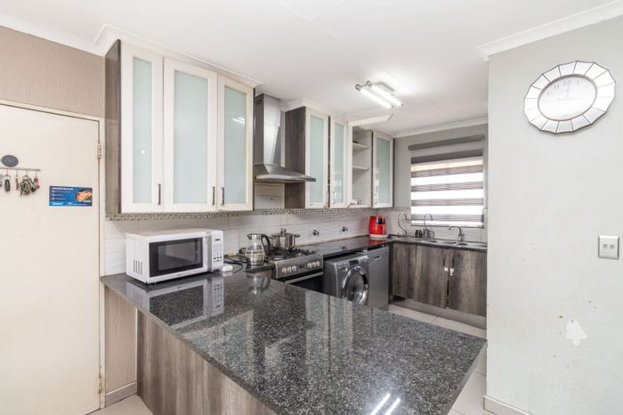 4-Bedroom Townhouse in Honeydew Manor with garden, garage, and secure complex. For Sale!