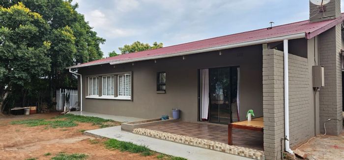 Beaconsfield House For Sale: Three bedrooms, flats, entertainment area, and security features.