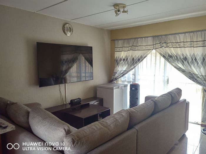 Honeypark Apartment For Sale: 2 beds, private garden, close to amenities.