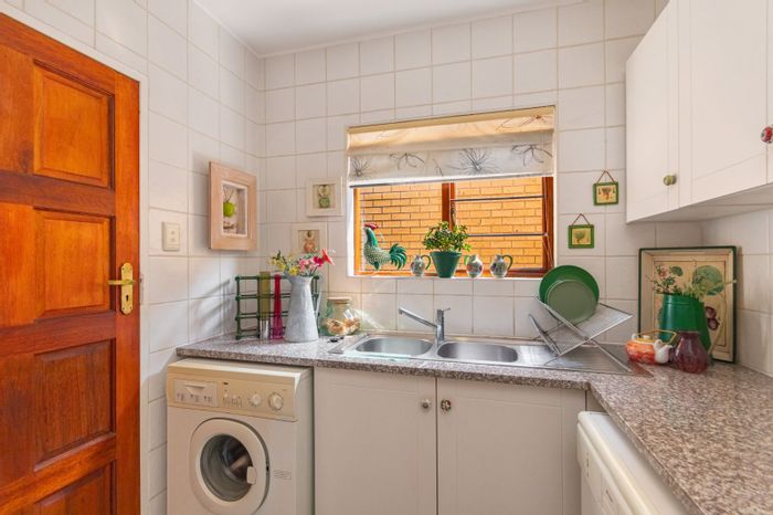 Townhouse For Sale in Craigavon: 2 beds, garden, garage, near amenities.