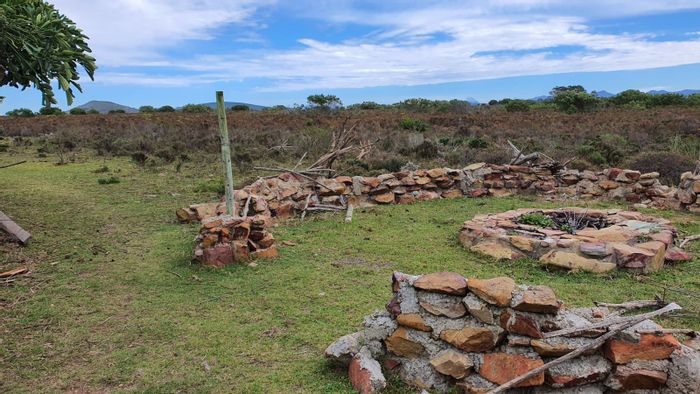 Aalwyndal Farm For Sale: 3 beds, pool, flatlets, development potential.