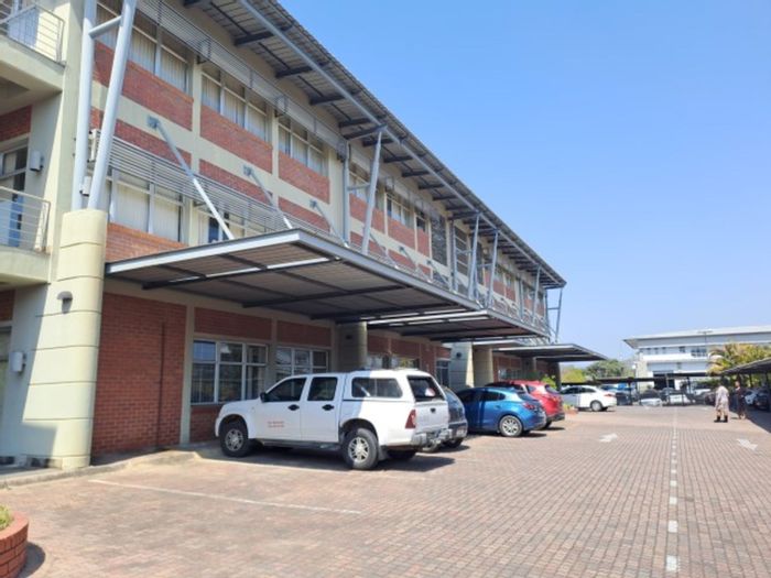 Office to Rent in Riverside Industrial Park: Spacious layout, parking, lift access.