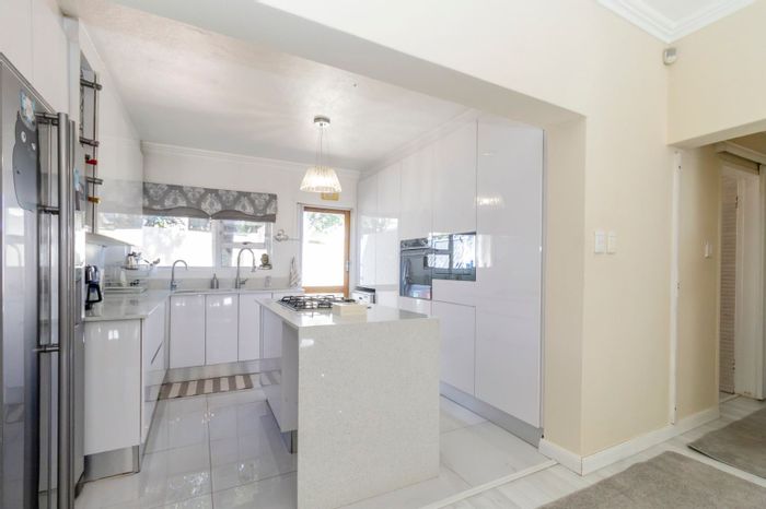 Sunninghill House For Sale: 3 beds, pool, office, double garage, private garden.