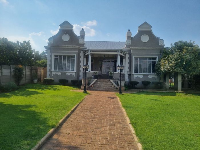 For Sale: Northmead House with 4 beds, flatlet, solar system, and entertainment areas.