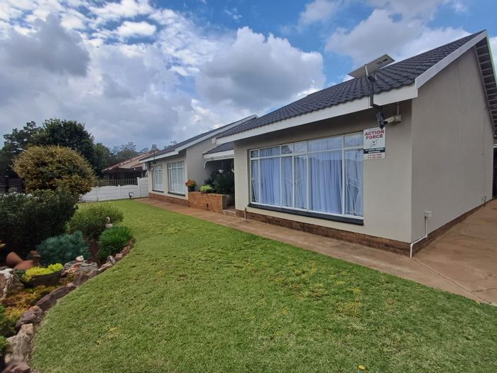 3 Bedroom House For Sale in Stilfontein Ext 4 with pool, garage, and inverter.