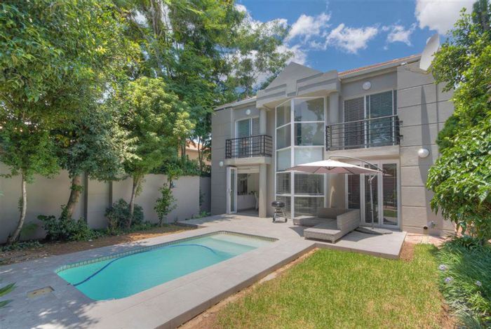 Houghton Estate Cluster For Sale: 2 beds, pool, private garden, double garage.