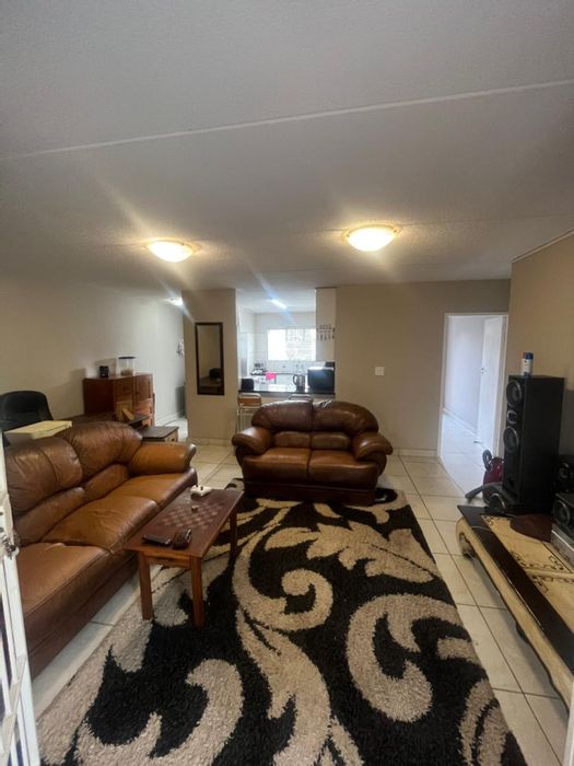 Faerie Glen Townhouse For Sale: Private garden, open-concept living, and enclosed parking.