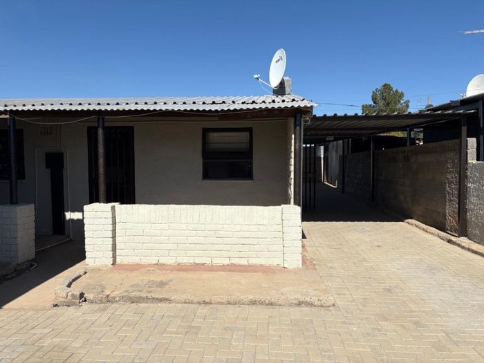 Homevale House For Sale: 3 beds, flatlet, carport for 6, secure fencing.