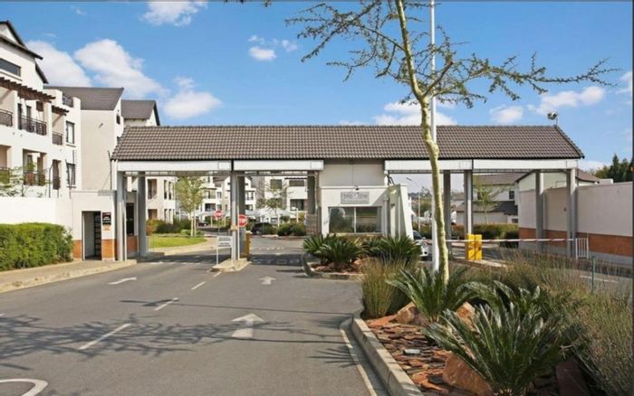 Dainfern Apartment For Sale: 2 beds, 2 baths, balcony, secure parking, great investment.