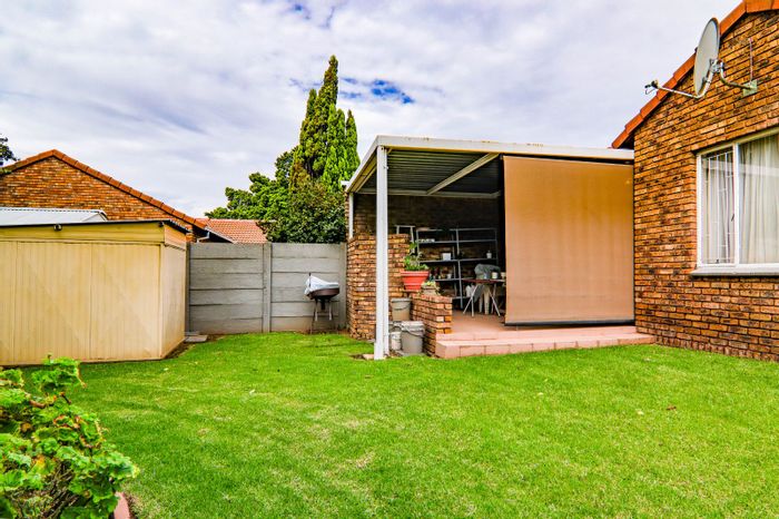 Rooihuiskraal Townhouse For Sale: 3 Bedrooms, Private Garden, Secure Complex.