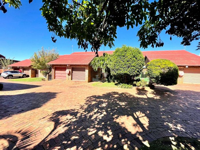 Elarduspark Townhouse For Sale: 3 Bedrooms, secure complex, ample parking, close amenities.