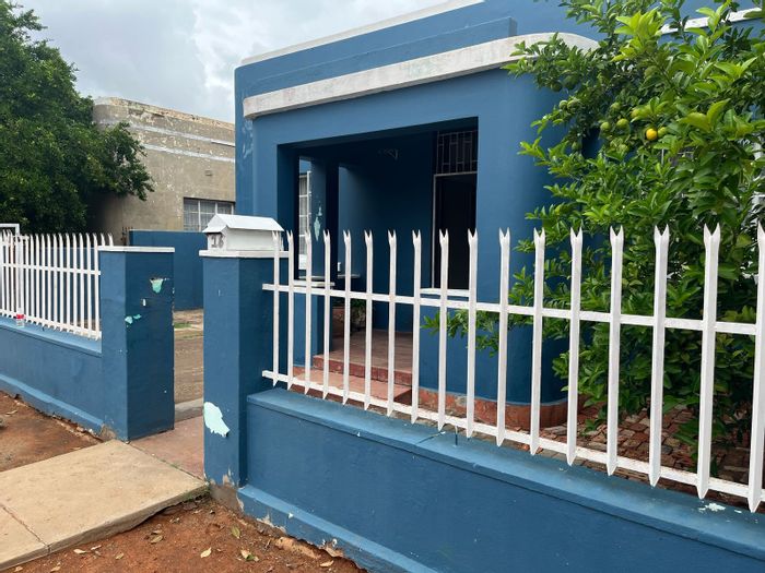 De Beers House For Sale: 3 bedrooms, garage, private garden, secure living.