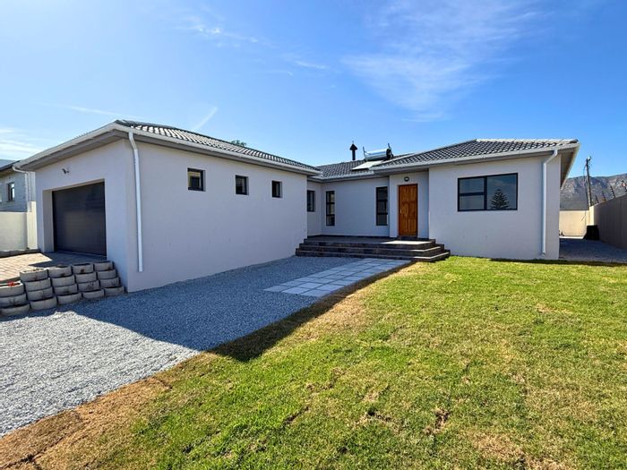 For Sale: House in De Kelders with 3 bedrooms, patio, and mountain views.