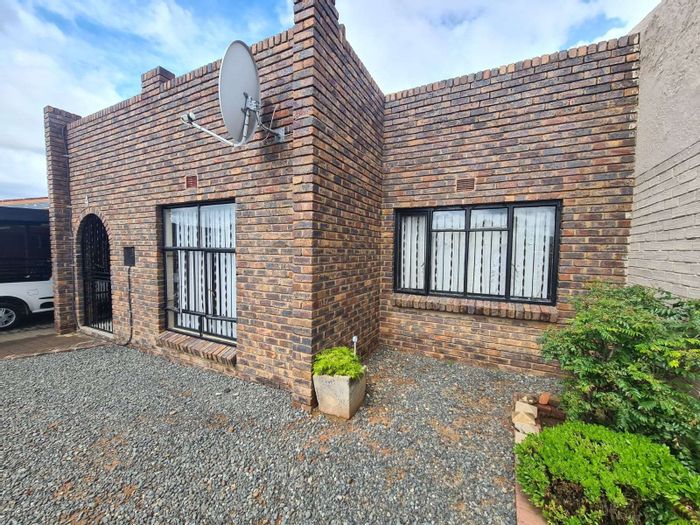 Homevale House For Sale: 3 beds, flatlet, secure parking, family-friendly layout.