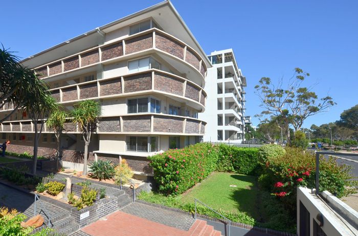 For Sale: Spacious 3-bedroom apartment in Green Point, close to amenities.