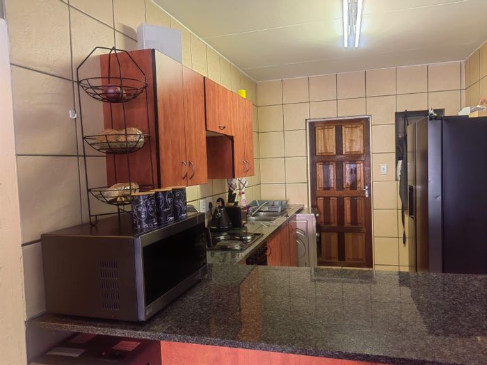 Northgate Apartment For Sale: 2 beds, balcony with braai, near amenities.