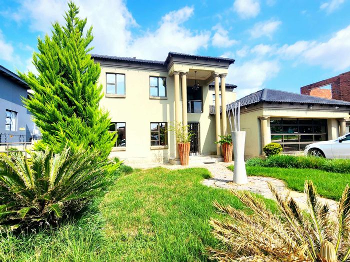 For Sale: Spacious 5-bedroom house in Bendor with pool and double garage.