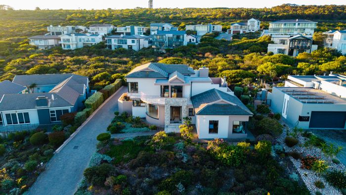 For Sale: 4-Bedroom House in Pinnacle Point Golf Estate with ocean views and amenities.