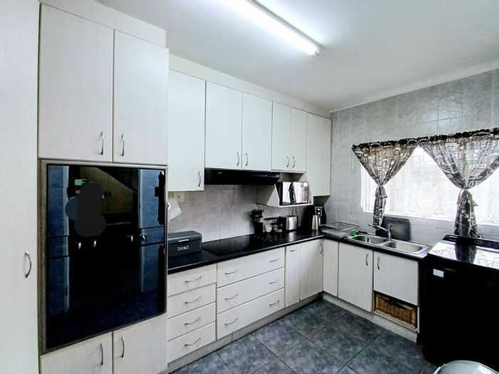 3-Bedroom Townhouse For Sale in Swartkops with entertainment area and secure parking.