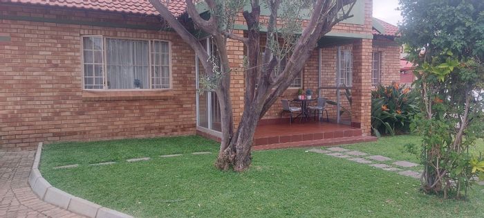 Bendor Townhouse For Sale: 3 Bedrooms, Security Estate, Close to Amenities.