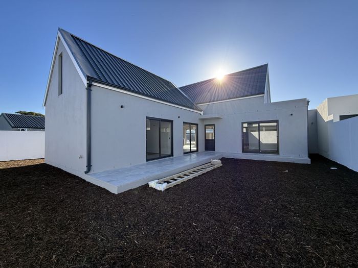 New House for Sale in Kommetjie Central: 3 beds, double garage, open-plan living.