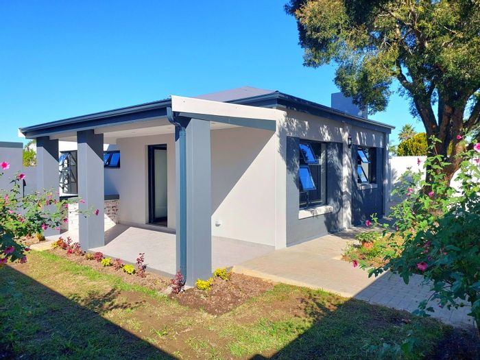 George South House For Sale: 2 beds, indoor braai, pet-friendly yard, garage.