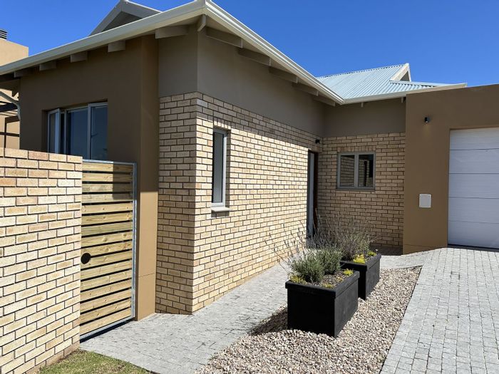 For Sale: House in Mooikloof Country Estate with 3 beds, inverter, and security.
