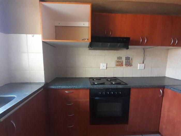 Valhalla Apartment For Sale: 2 Bedrooms, pool, garage, secure complex amenities.