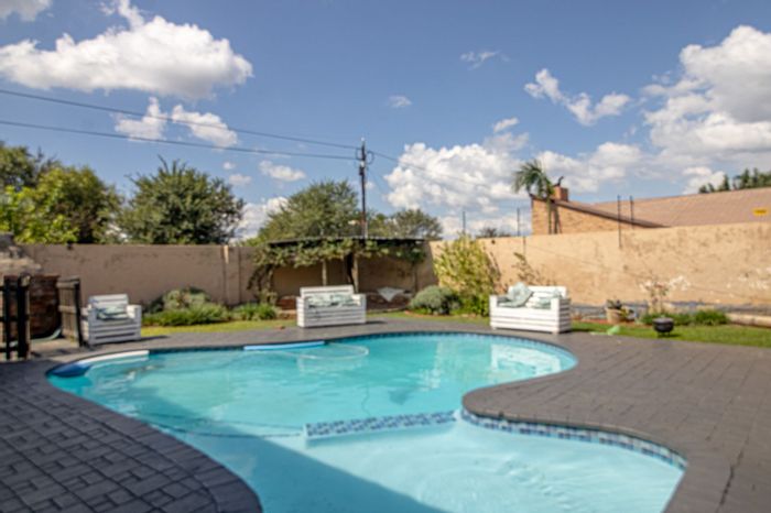 Doornpoort House For Sale: 5 Bedrooms, Pool, Jacuzzi, Staff Quarters, Solar Power.