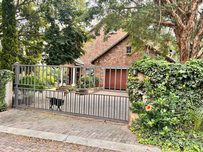 For Sale: 5-Bedroom House in Clubview with Solar, Water Backup, and Garden Space.