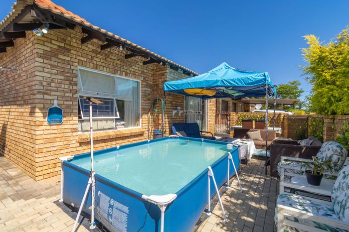 Honeydew Ridge Townhouse For Sale: 2 beds, pet-friendly, 24hr security, double garage.