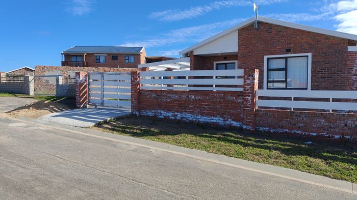 For Sale: House in Pacaltsdorp with 3 bedrooms, en-suite, and ocean views.