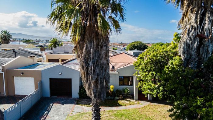Highbury House For Sale: 5 Bedrooms, 3 Bathrooms, Tandem Garage, Braai Area.