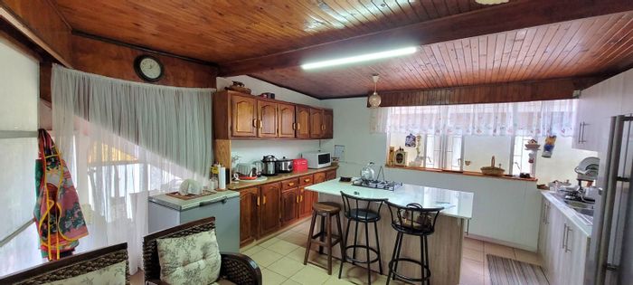 Bonaero Park House For Sale: Two bedrooms, flatlets, rental income, close to shops.