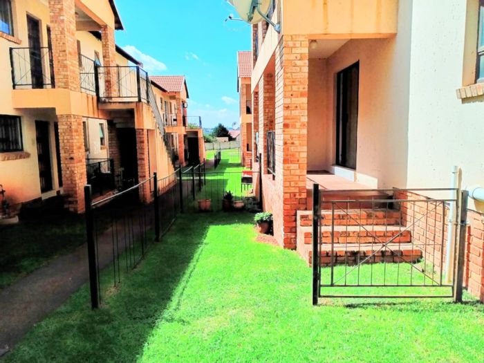 Groblerpark Apartment For Sale: 3 Bedrooms, Garden, Secure Living, 2 Parking Bays.