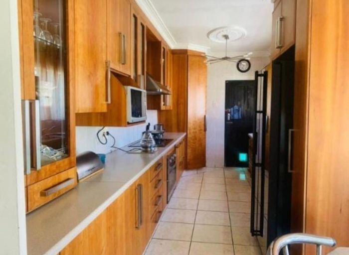 Cresslawn House For Sale: 3 beds, bar, patio, double garage, spacious yard.