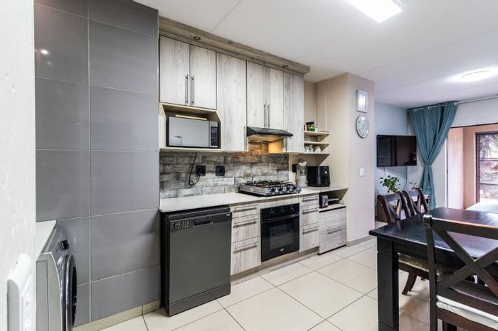 Brentwood Park Apartment For Sale: 2 Bedrooms, Garden, Built-in Braai, 2 Parking Bays.