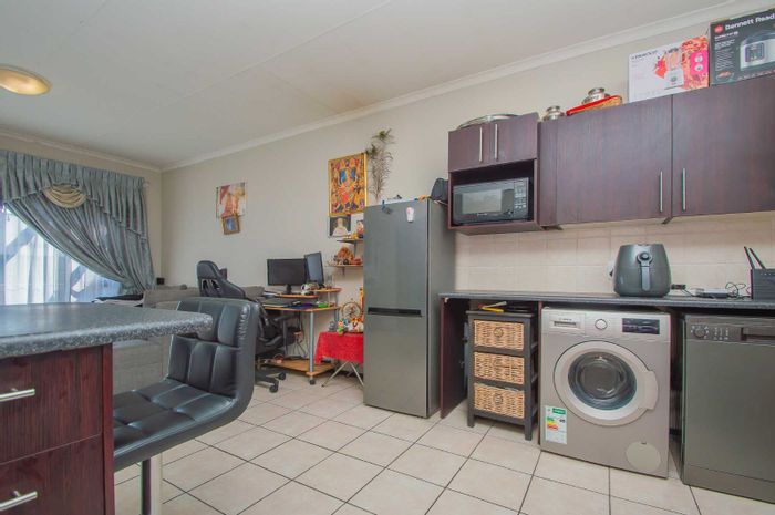 2 Bed, 2 Bath Apartment in Randpark Ridge with security and convenient amenities. For Sale.