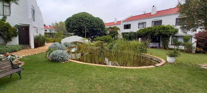Longdown Townhouse To Rent: 3 bedrooms, private courtyard, secure garage, gated complex.