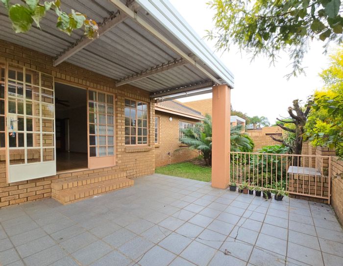 For Sale: Zwartkop Townhouse with 3 beds, pet-friendly, fibre-ready, secure complex.