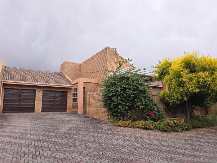 Zwartkop Townhouse For Sale: 3 beds, pet-friendly, fibre-ready, secure complex amenities.
