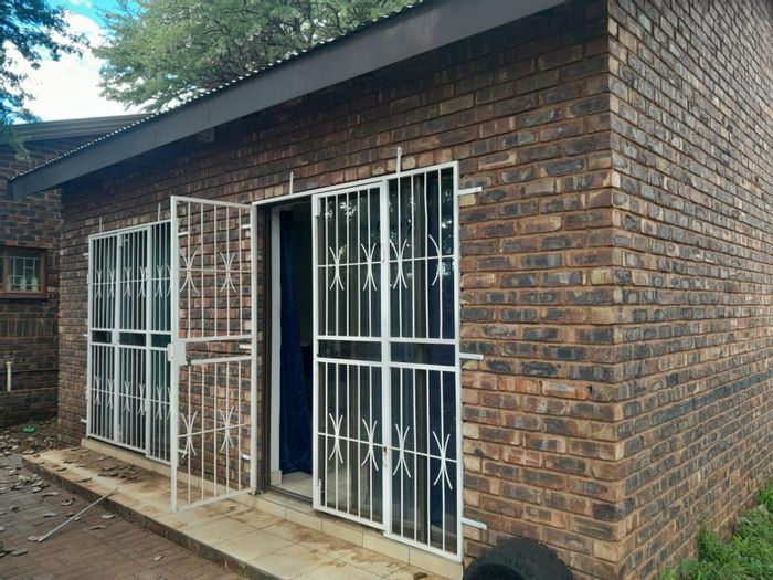 Kuruman Central Apartment To Rent: Open plan, prepaid electricity, own yard included.