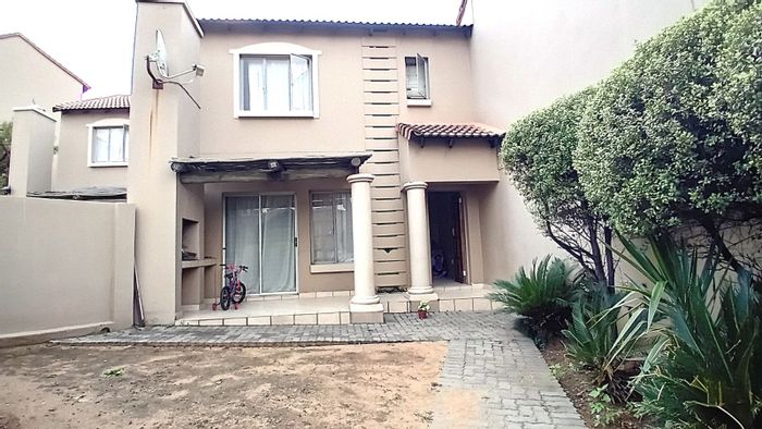 For Sale: Townhouse in Noordhang with 2 beds, pool, tennis courts, and braai.