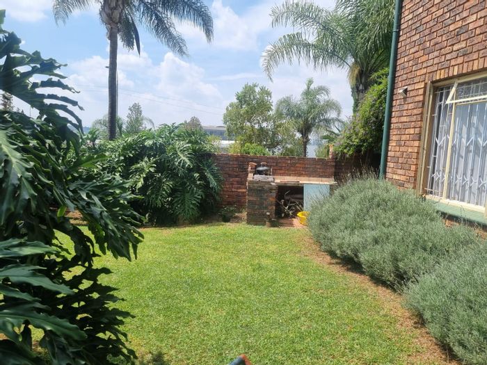 Zwartkop Apartment For Sale: 2 Bedrooms, Private Garden, Pool, Close to Centurion Mall.