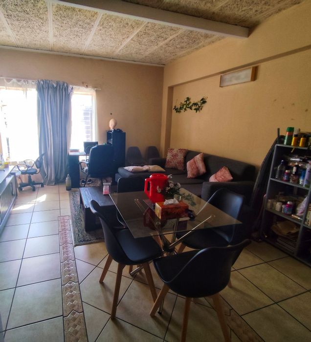 2-Bedroom Apartment For Sale in Discovery with Open Living Space and Secure Complex.