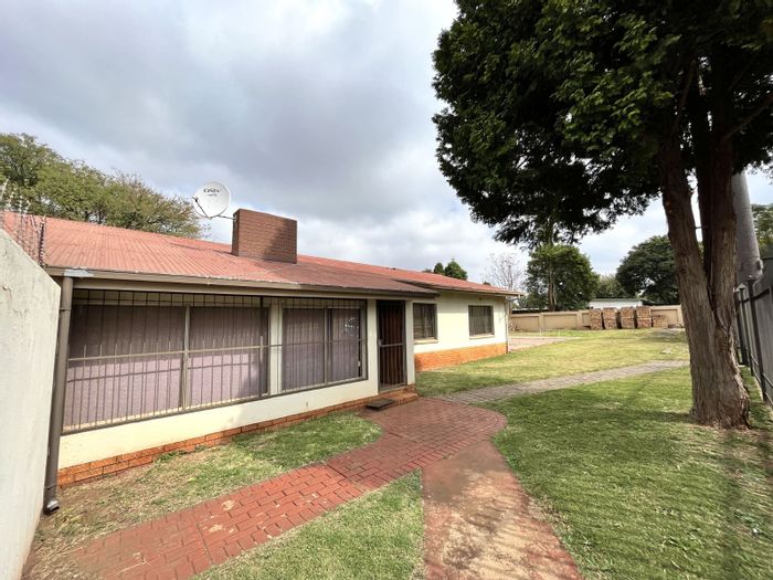 3 Bedroom House with 2 Flatlets For Sale in Valhalla, Investment Opportunity!