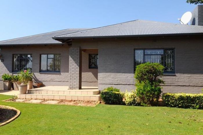 For Sale: House in Carletonville Central with 3 beds, Lapa, jacuzzi, and cottage.