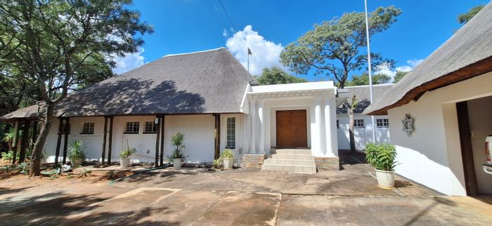 Lindleyspoort Farm For Sale: Off-grid living, multiple dwellings, wildlife, and entertainment amenities.