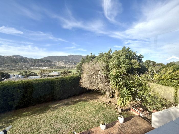 For Sale: Spacious Fish Hoek Central house with 5 bedrooms, garden, and office.